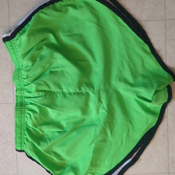 Ladies size M  Surf Style green shorts with black and white trim and green Ltank - Picture 3 of 8